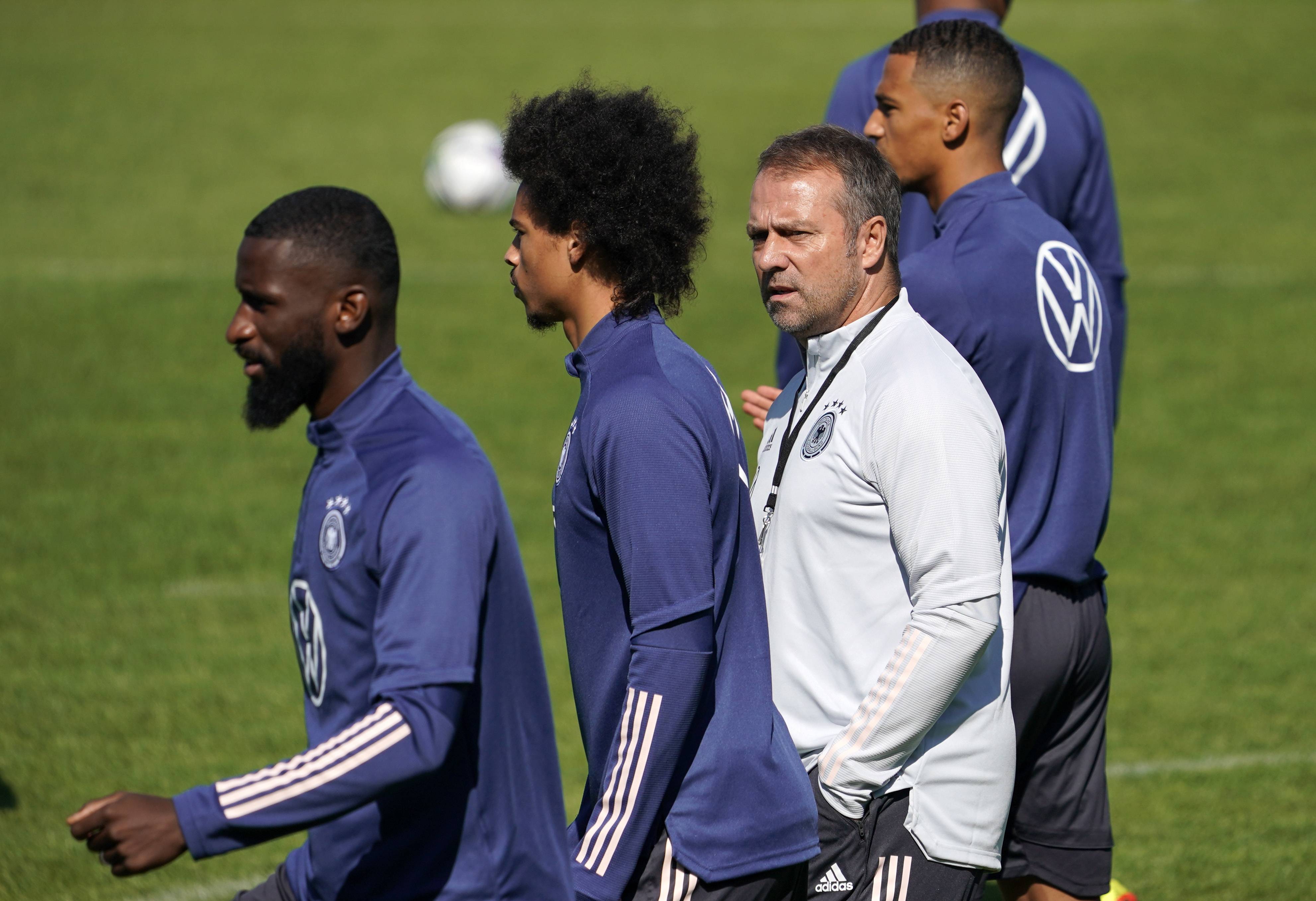 Kaiyun Sports-开云体育-从斯图加特造点机会备战德国杯到费耶诺德围绕法甲调整名单，里程碑夜阿贾克斯手感冰凉的简单介绍